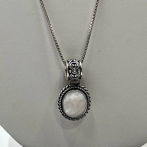 Sterling Silver 925 Chain and Mother of Pearl Oval Bezel Faceted Pendant - Picture 1 of 12
